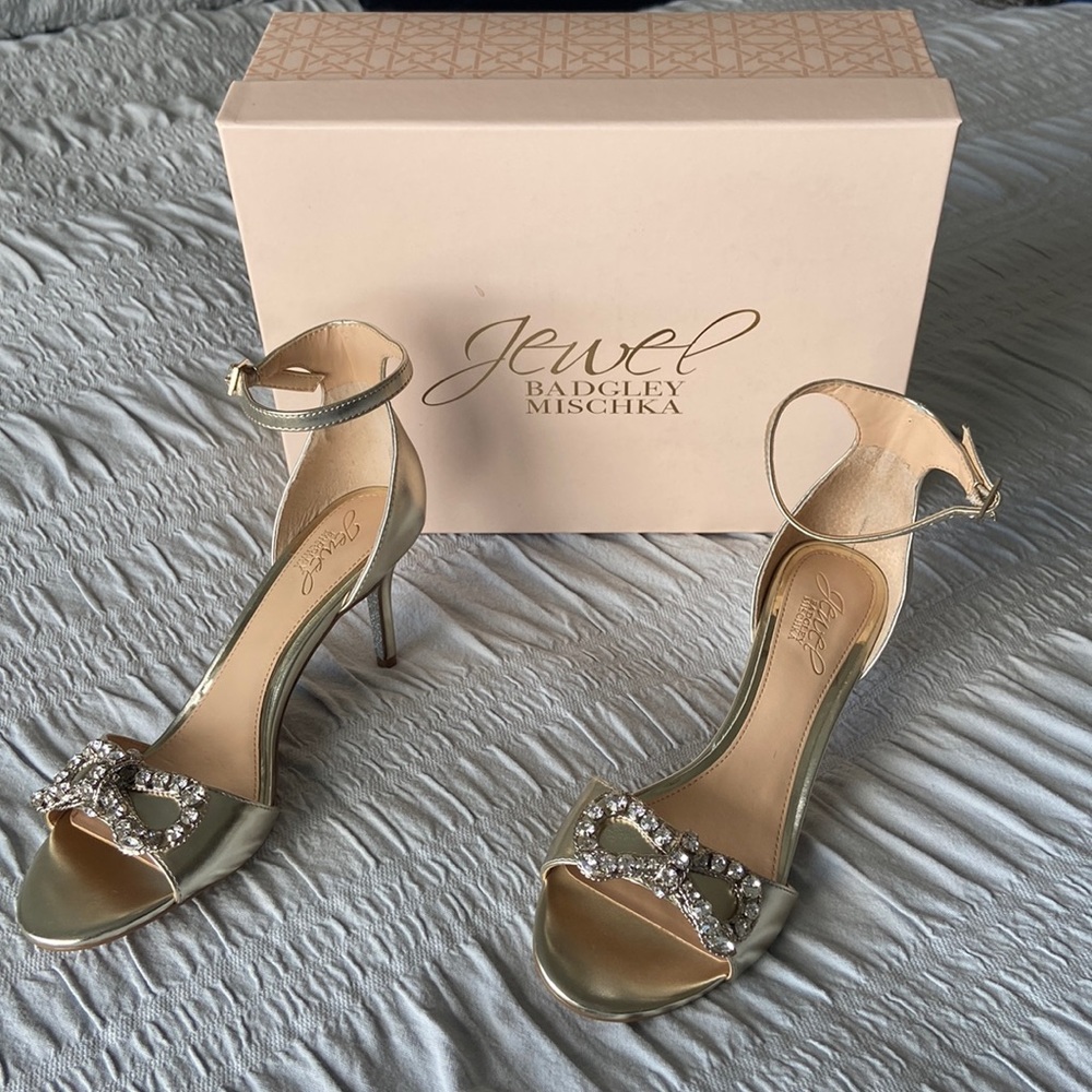 Badgley Mischka beautiful formal dress pumps. Brand new. Never worn. Size 8.